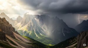 Paesaggio di alta montagna che mostra un cambiamento repentino del meteo: un versante è illuminato dal sole mentre sull'altro avanza un forte temporale con nuvole scure e fulmini.